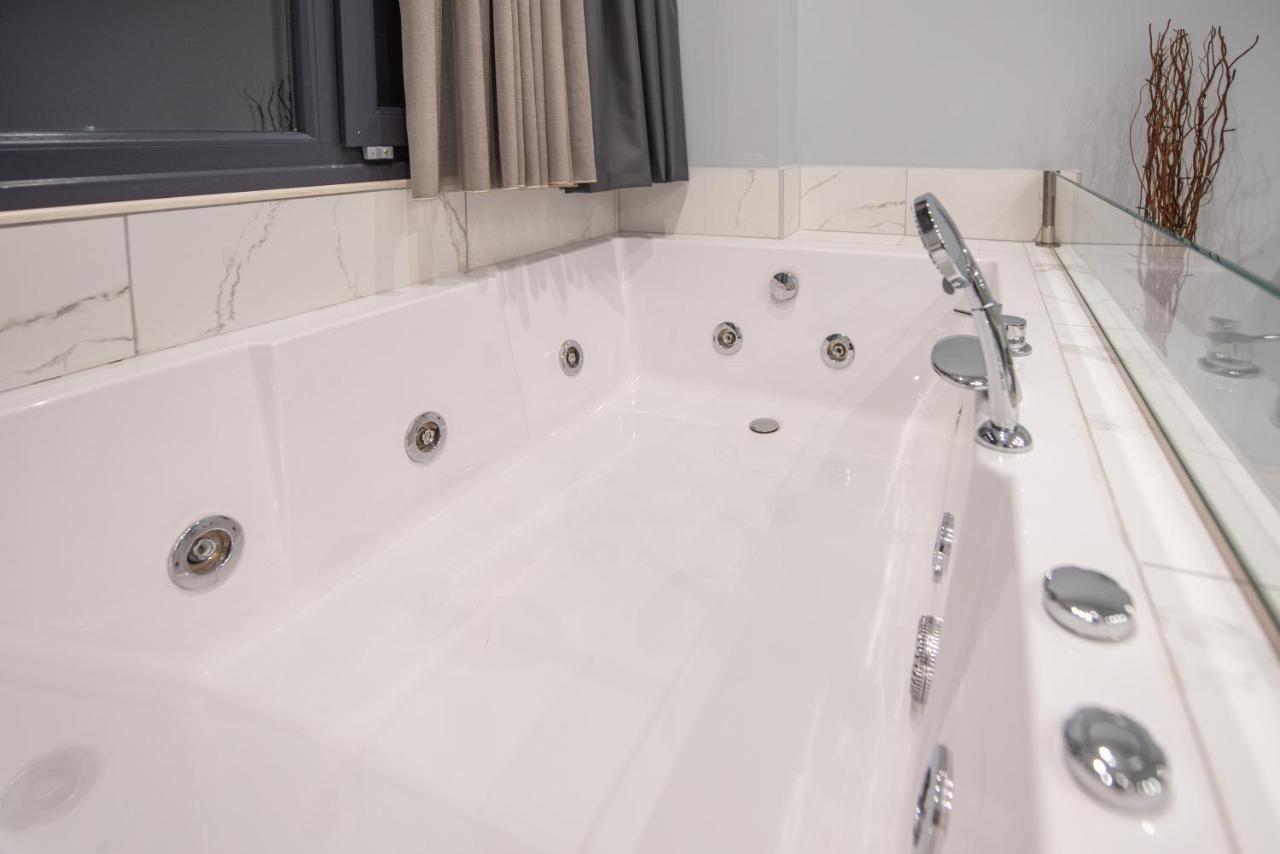 Sea & City Luxury Suite Thessaloniki Exterior photo